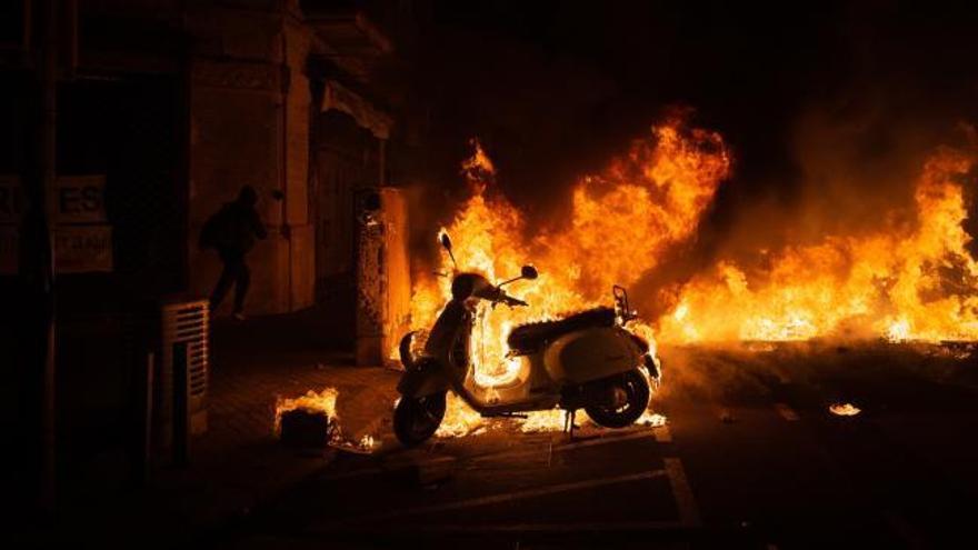 Saqueos en Barcelona y actos vandálicos tras las protestas por el encarcelamiento del rapero Hasel