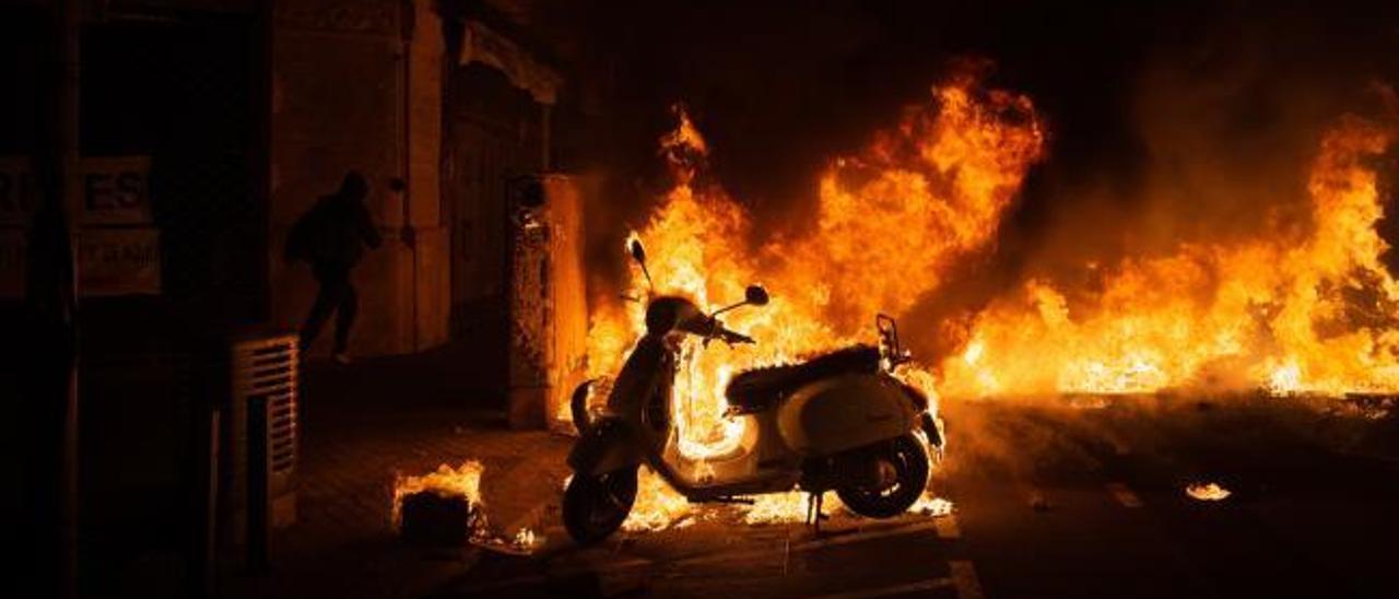 Saqueos en Barcelona y actos vandálicos tras las protestas por el encarcelamiento del rapero Hasel