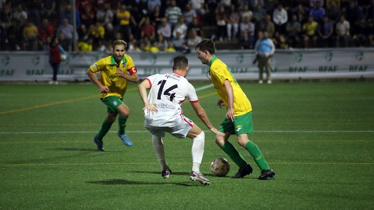 Lance del choque entre el Montilla y el Rincón en el Municipal.