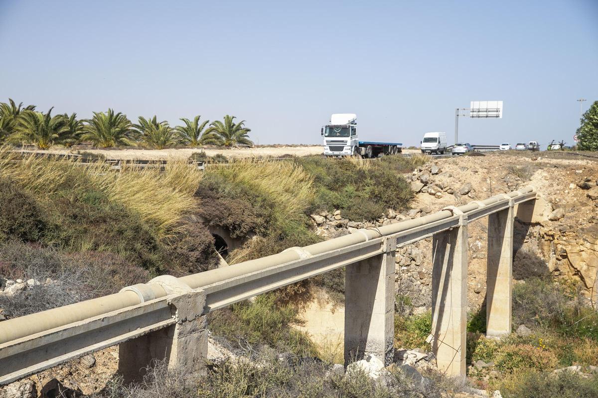 Tuberías de amianto junto a una carretera de Fuerteventura.