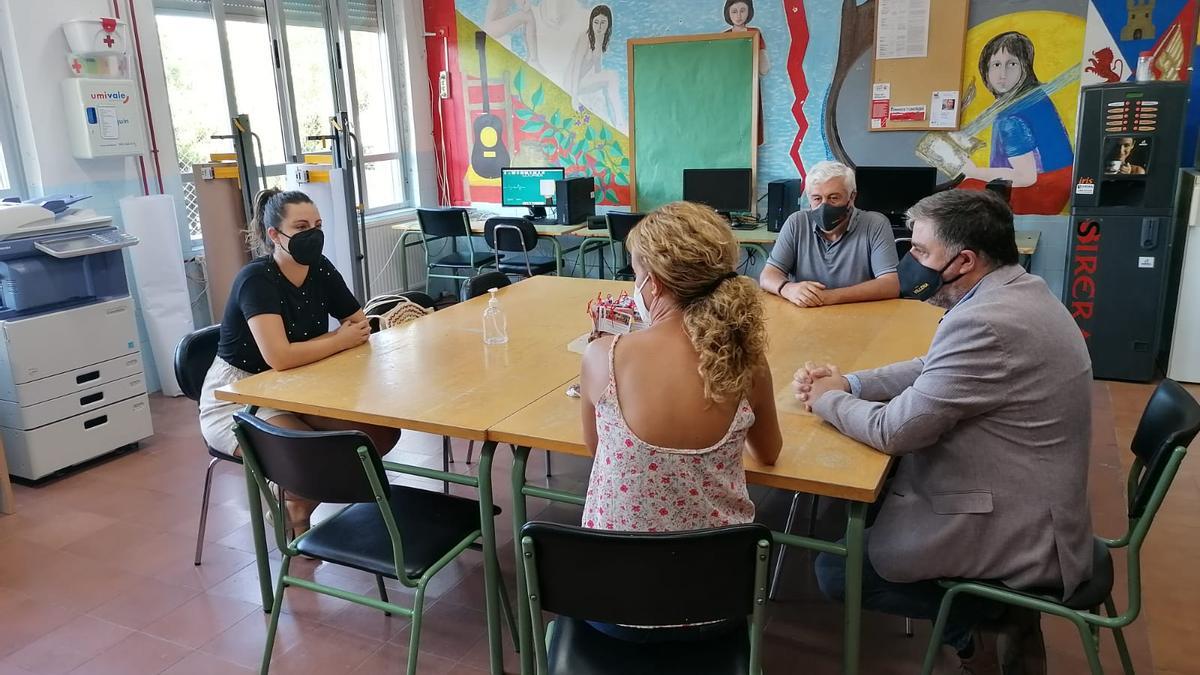 El alcalde de Villena, Fulgencio Cerdán, durante su visita a los centros educativos en el comienzo del curso.