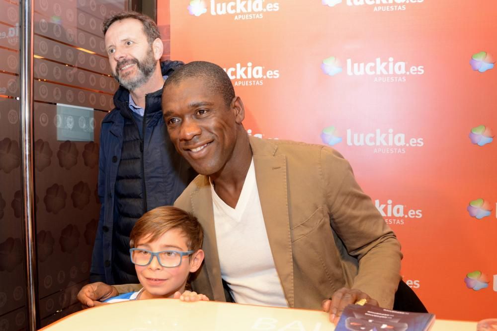 Seedorf participa en un sorteo en Cuatro Caminos