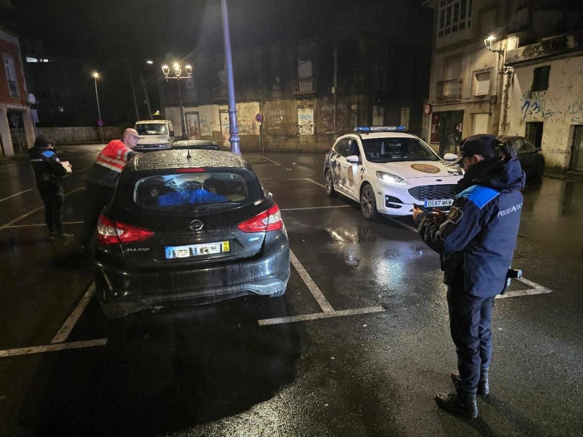 Retirada de vehículos en la zona del mercado ambulante de Vilagarcía durante el montaje de los puestos. Retirada de vehículos en la zona del mercado ambulante de Vilagarcía durante el montaje de los puestos.