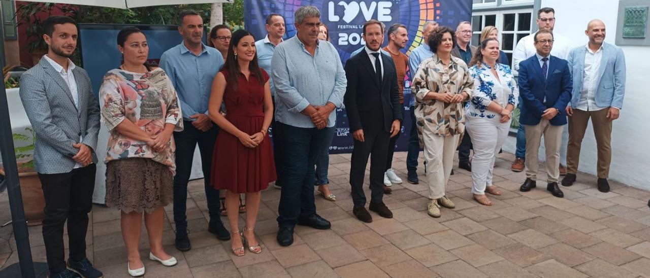 Mariano Hernández Zapata, en el centro de la imagen, durante el acto de presentación.