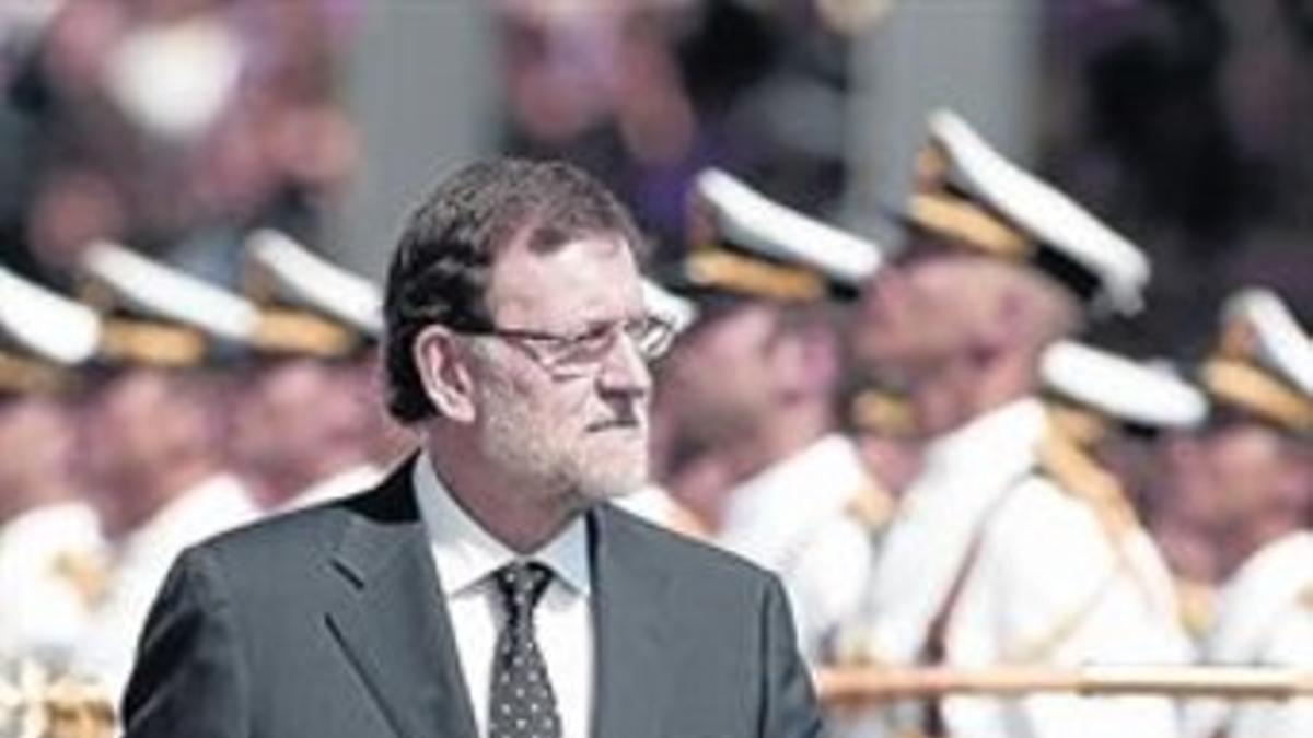 Mariano Rajoy pasa revista en la escuela naval de Marín (Pontevedra), ayer.