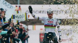 Van der Poel, tras su triunfo de este domingo en Besançon.