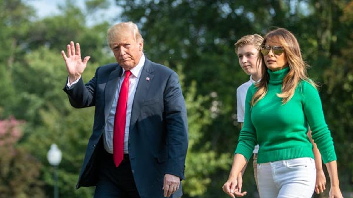 El look de Melania Trump con un jersey verde y pantalones pitillo en blanco