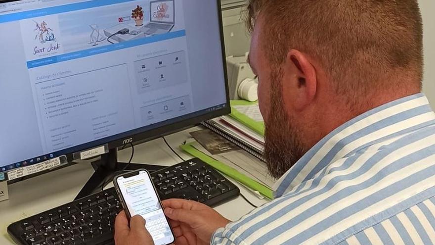 El alcalde de este municipio de Castellón da la cara con sus vecinos por WhatsApp