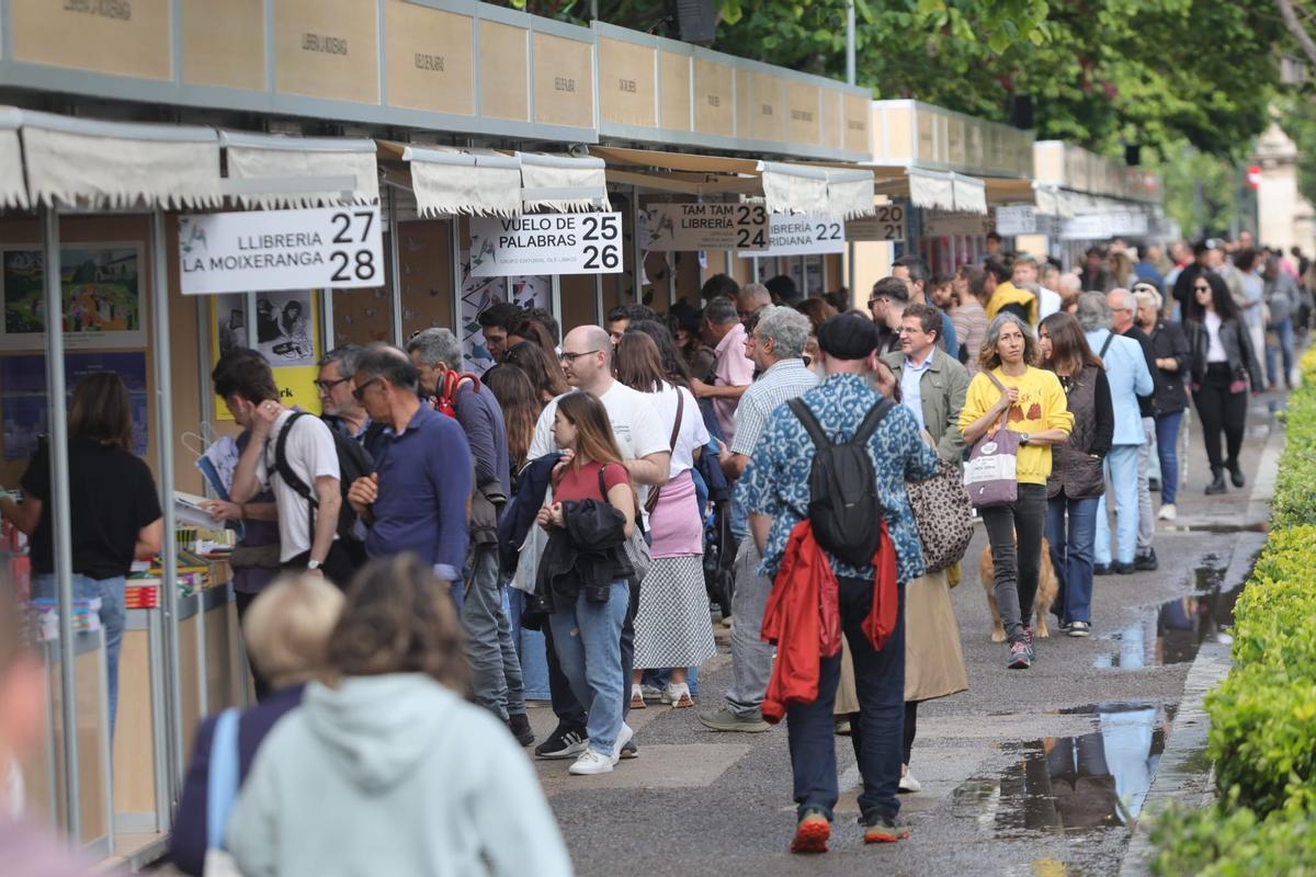 Sonsoles Ónega, Helena Resano, Zülfu Livanelli... la Fira del Llibre de València abre tras las lluvias de esta mañana