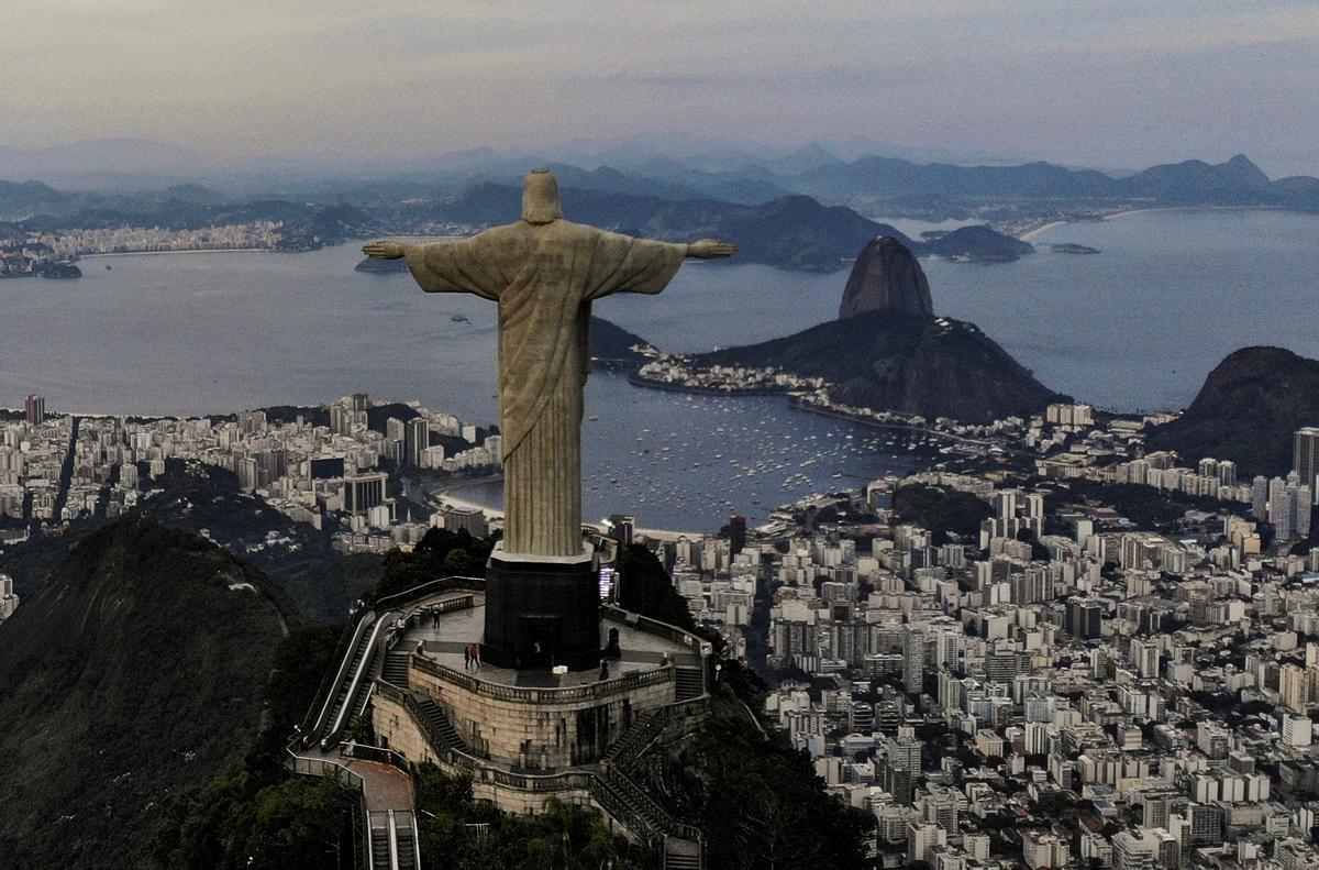 Fotografía de archivo fechada el 11 de enero de 2014 y tomada con un dron que muestra la estatua del Cristo Redentor.