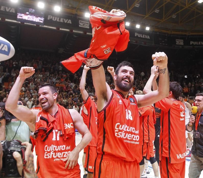 Los jugadores del Valencia BC celebran la victoria