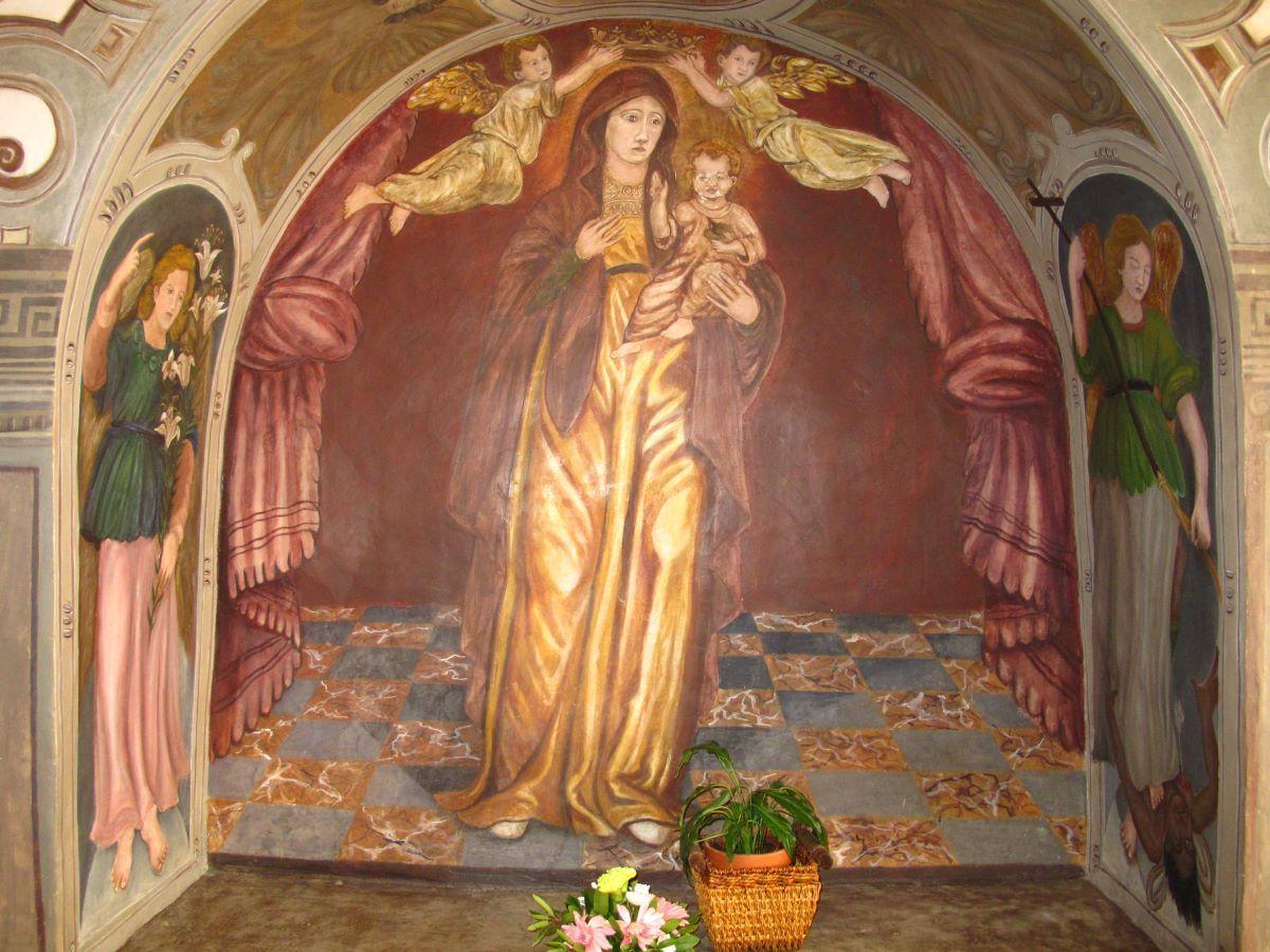 La Virgen con el Niño en sus brazos en otra de las pinturas del palacio.