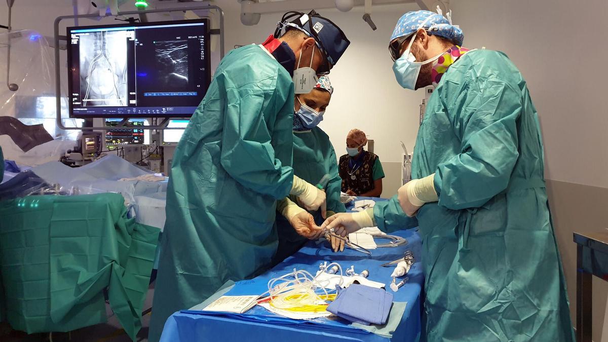 Santiago realiza las cirugías cardíacas de Pontevedra pese a que el Chuvi opera en menos tiempo