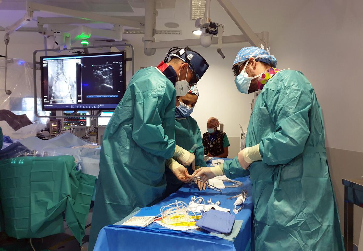 Operación de cirugía cardíaca y vascular en el hospital Álvaro Cunqueiro.
