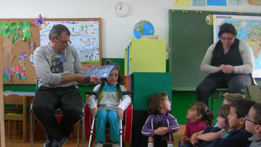 Niños y padres leen juntos en Guimarán-El Valle