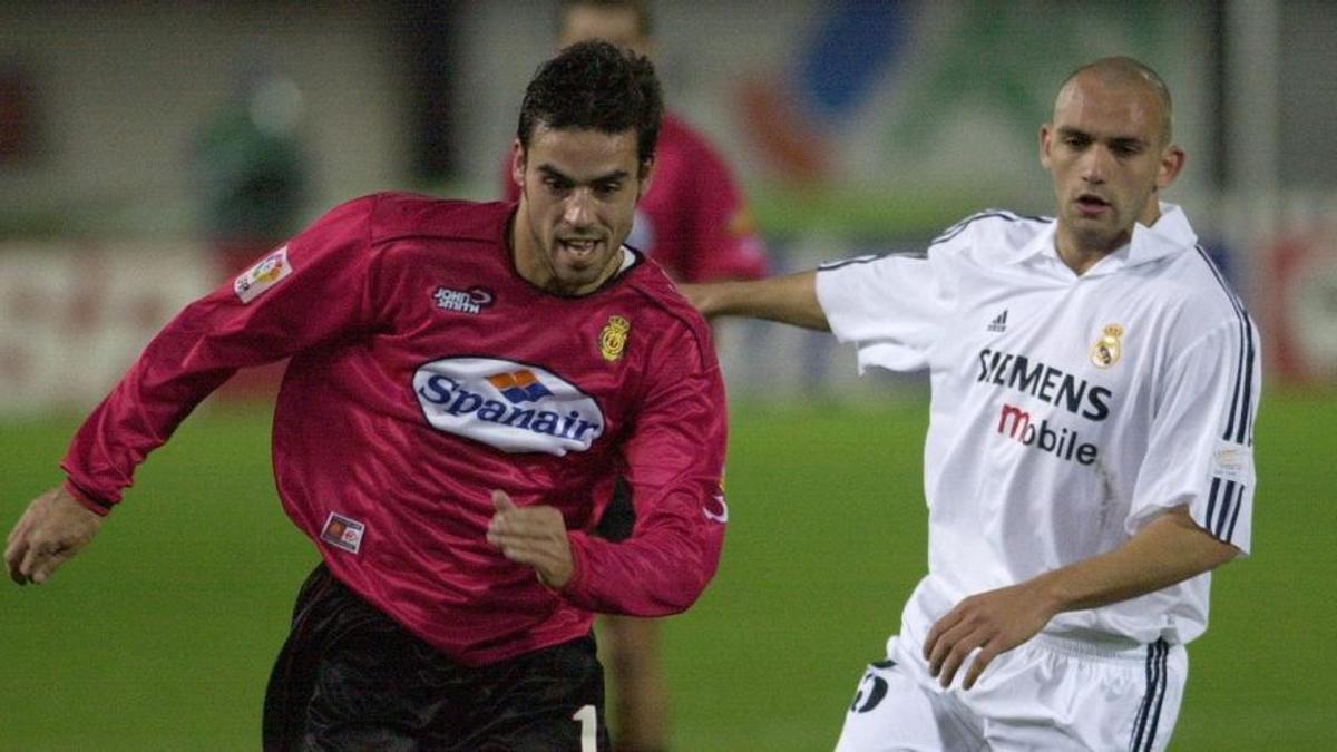 Álvaro Novo disputa un balón con Raúl Bravo en un Mallorca-Real Madrid.