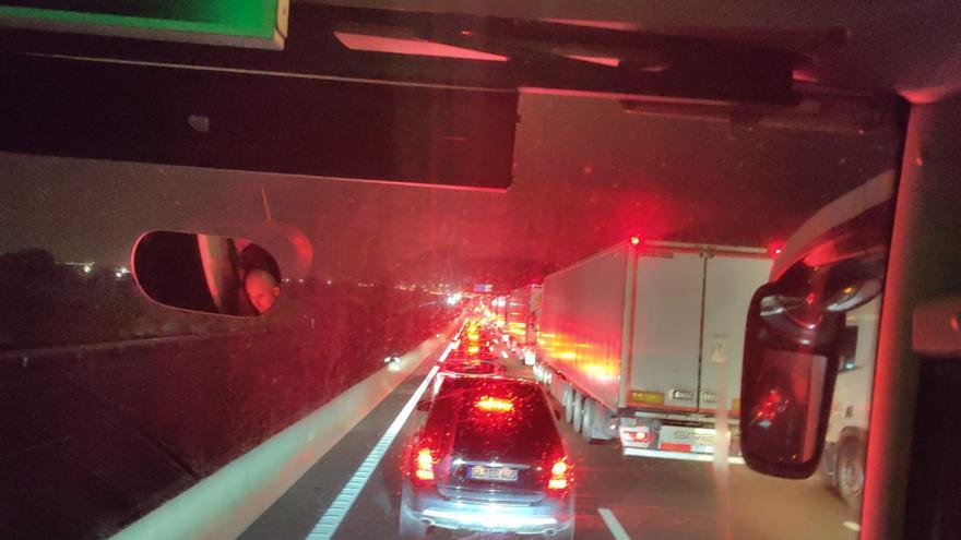 Mallorquines atrapados en la autopista de Valencia por la DANA: &quot;Vueling nos envió a la boca del lobo&quot;