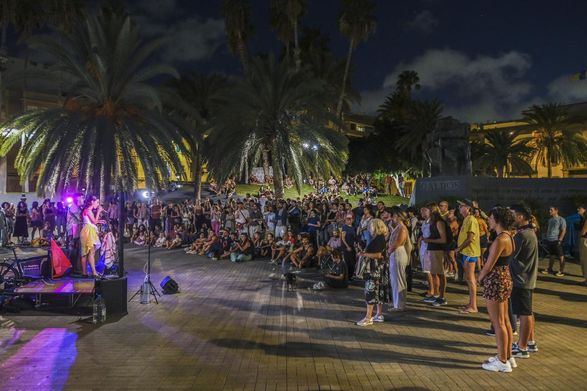 Conciertos en el segundo día de la acampada por la vivienda en la Plaza de La Feria, en Las Palmas de Gran Canaria