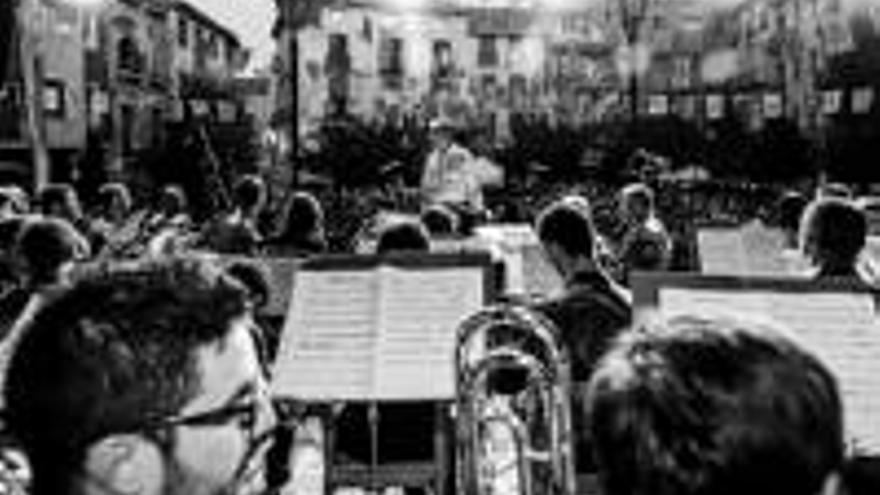 La banda músical actúa en casa