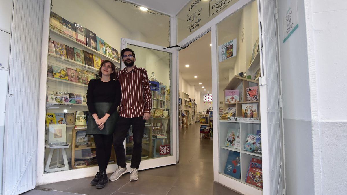 Víctor Romano y Beatriz Barbero-Gil en su librería, El armadillo ilustrado.