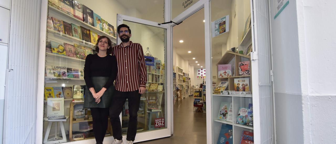 Víctor Romano y Beatriz Barbero-Gil en su librería, El armadillo ilustrado.