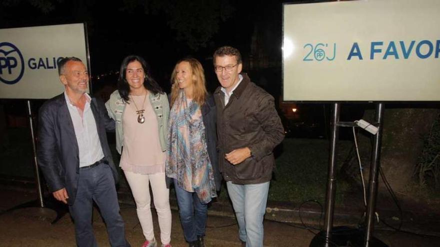 Alberto Núñez Feijóo, anoche, en la pegada de carteles del PP en Santiago.