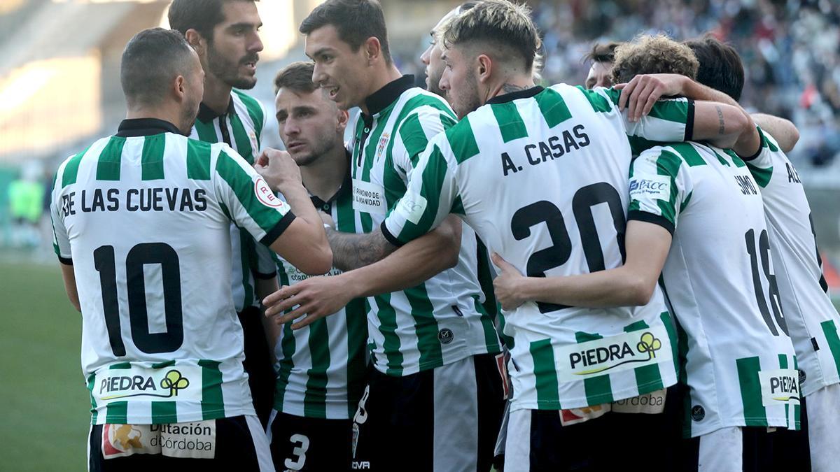 Los jugadores del Córdoba CF celebran el gol de Adrián Fuentes