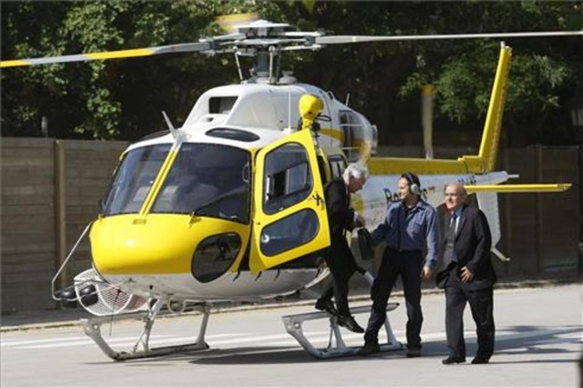 Els consellers Ferran Mascarell i Boi Ruiz arriben al Parlament en helicòpter.