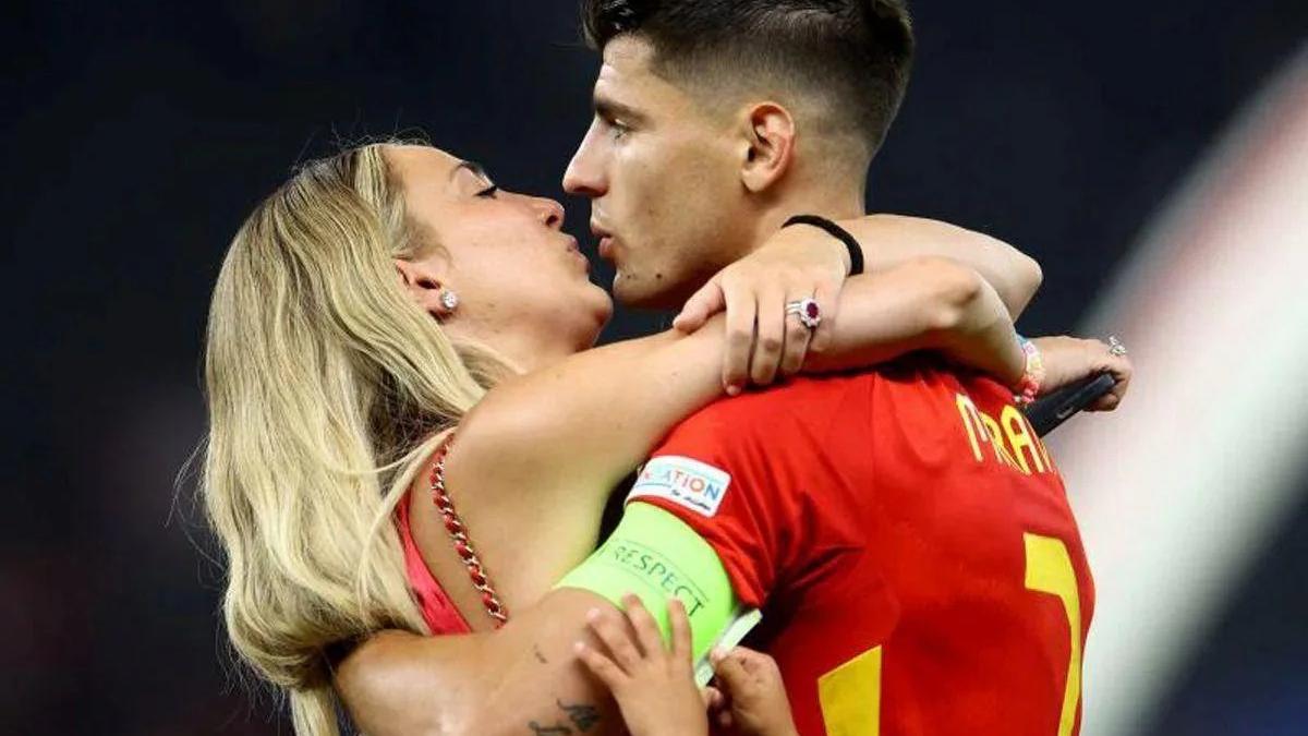 Morata y Alice Campello se besan tras un partido de fútbol de la selección española de fútbol.