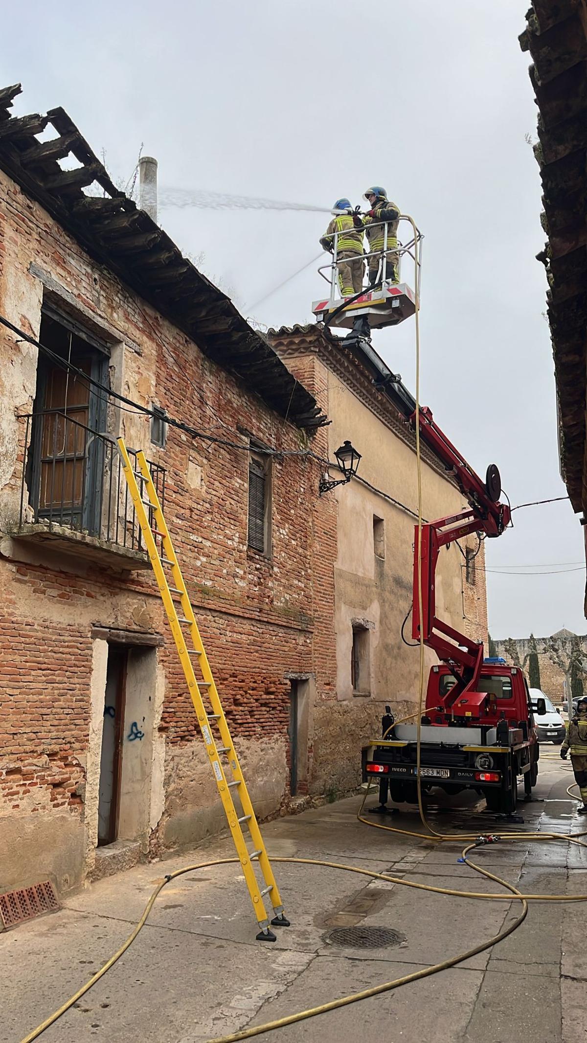Bomberos del Parque de Toro trabajan en las labores de extinción del incendio.