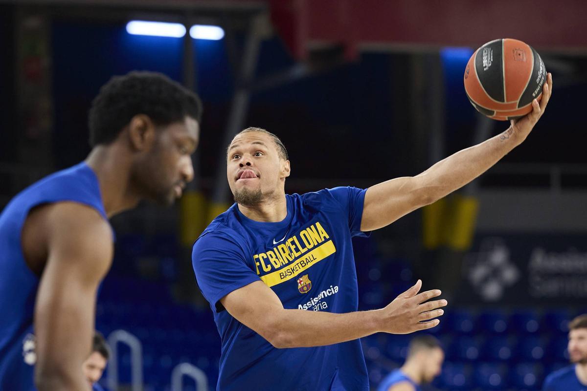 Anderson realiza un lanzamiento al estilo Abdul Jabbar durante el entrenamiento previo al duelo del ALBA