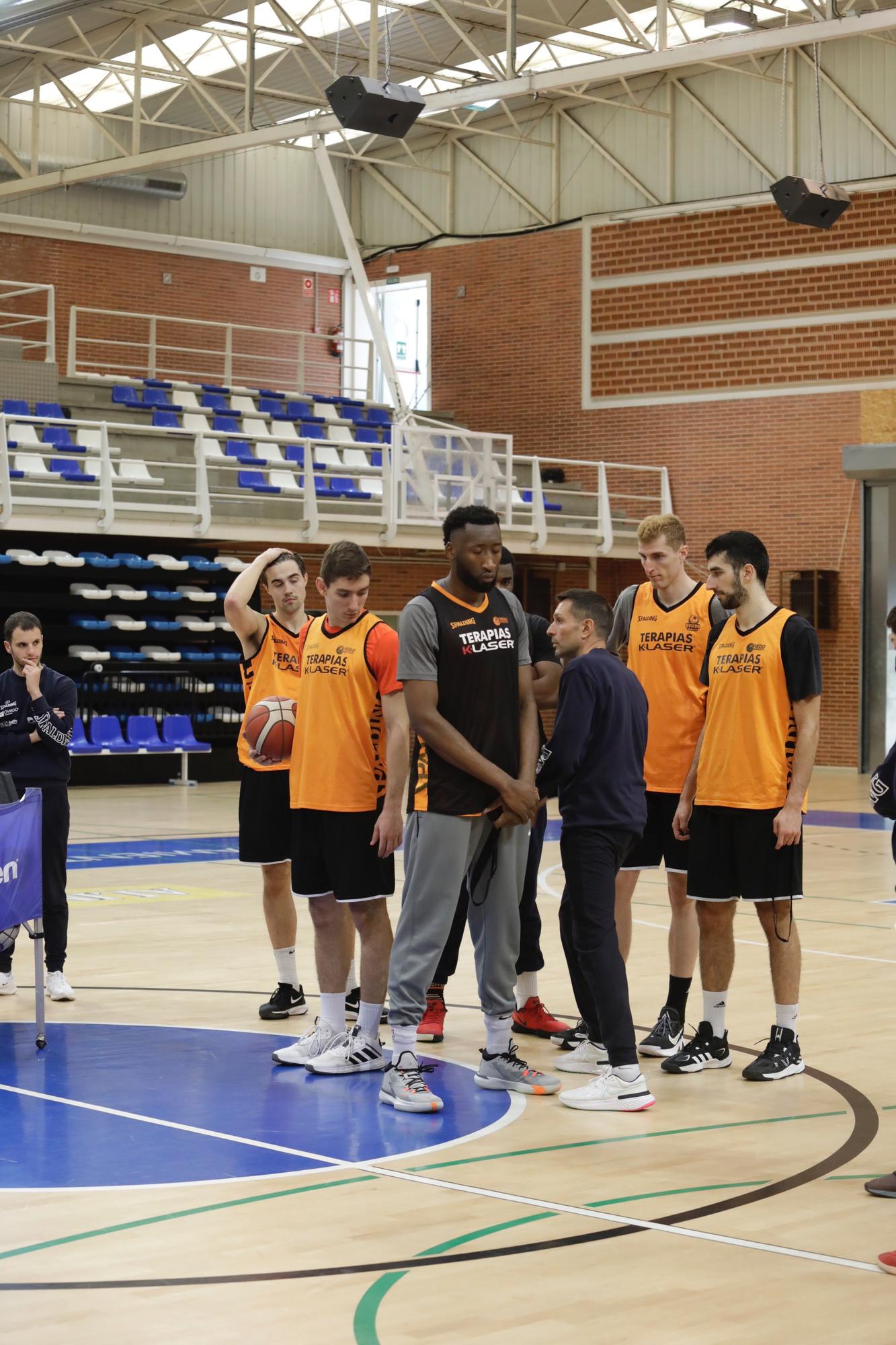 Entrenamiento del Oviedo Club Baloncesto en Pumarín