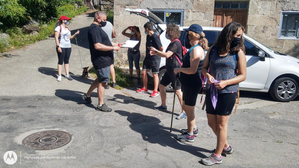 Una familia de turistas se dispone a firmar en apoyo a las reivindicaciones de los vecinos de Sotillo.