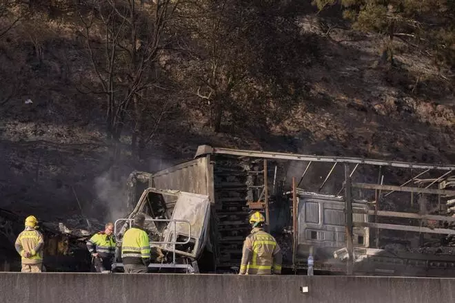 Imatges de l'accident entre dos camions a l'Eix Transversal, a l'alçada de Santa Coloma de Farners