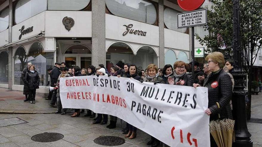 Las trabajadoras de Guerral, concentradas ante la tienda de la calle Colón. // Bernabé/Javier Lalín