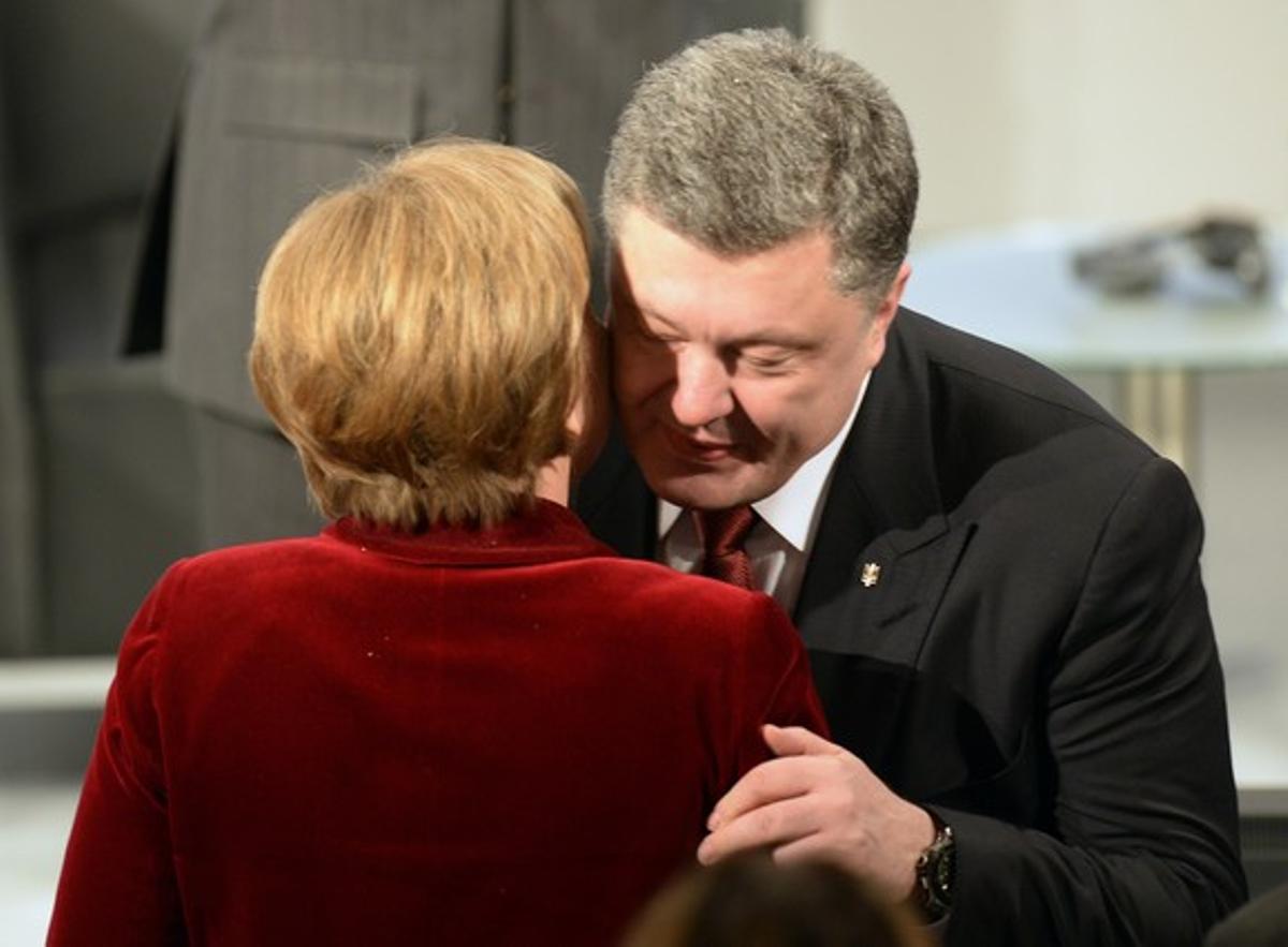 La cancellera alemanya, Angela Merkel, i el president d’Ucraïna, Petró Poroixenko, se saluden a Munic.