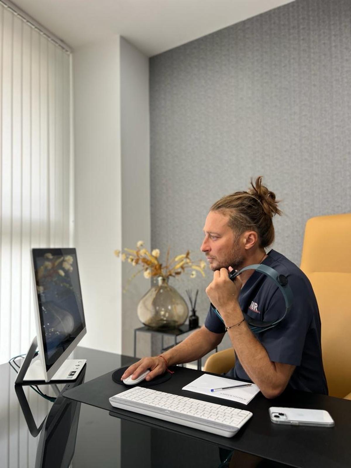 El doctor Marco Romagnoli, en su despacho.