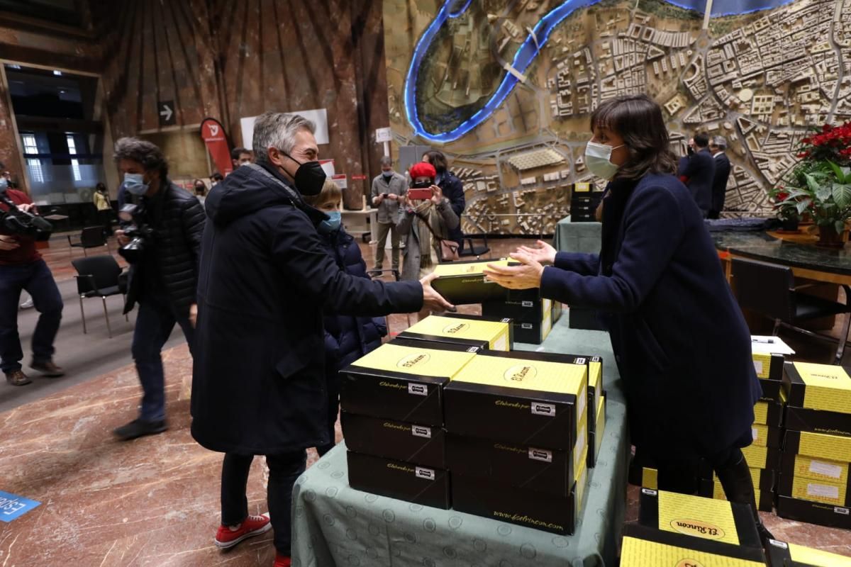 EL PERIÓDICO DE ARAGÓN entrega sus 150 roscones en el Día de San Valero y acerca la tradición a los comedores sociales