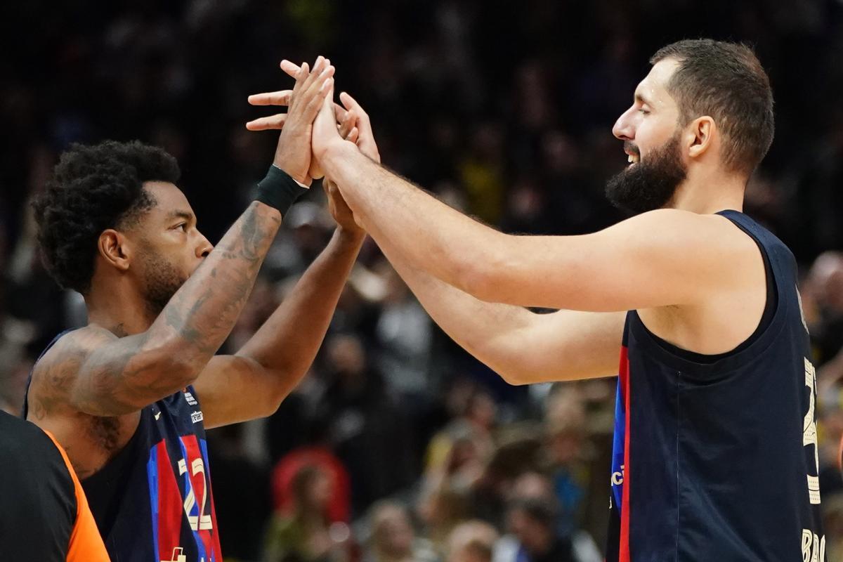 Mirotic celebra la victoria junto a Higgins
