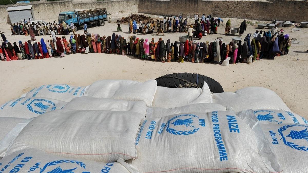 Desplazados somalís hacen cola para recibir alimentos del PAM, en un campo de Mogadiscio.