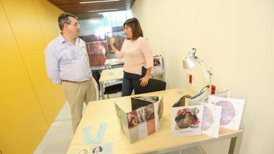 Aitor Larrabide y Mar Ezcurra ayer en la Casa Natal de Miguel Hernández.