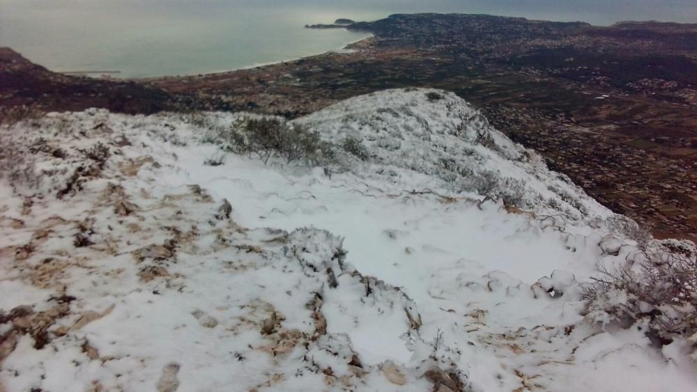 Imágenes de la cumbre del Montgó nevada.