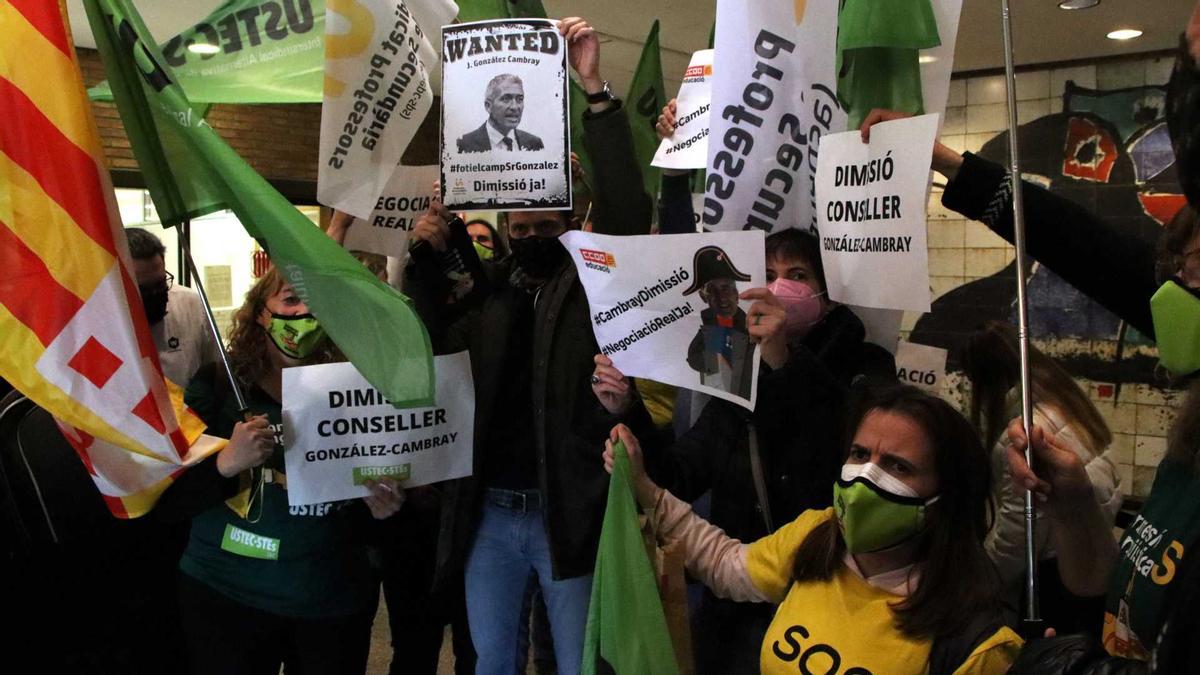 Els sindicats de mestres han ocupat el Departament d&#039;Educació amb pancartes i cartells contra el conseller, Josep González-Cambray