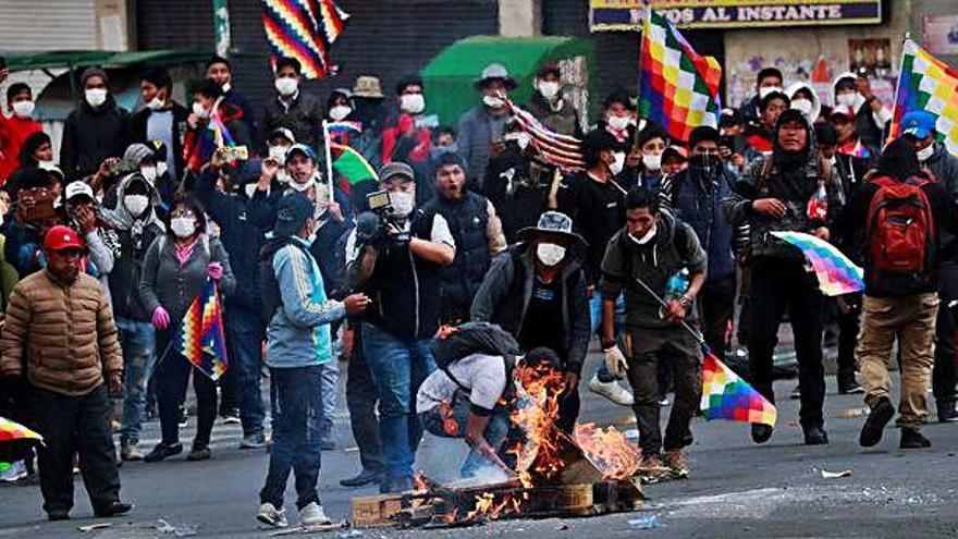 Manifestants amb la bandera Wiphala, símbol indígena.