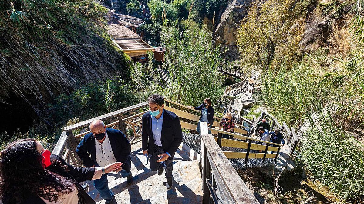 Colomer, al alcalde y miembros de la corporación de Callosa en Les Fonts de l’Algar.