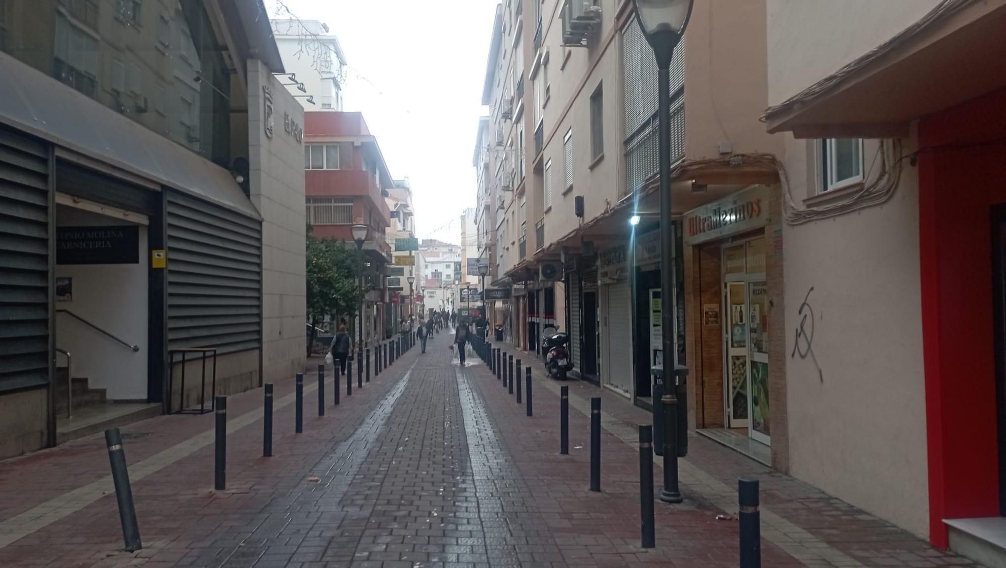 Calle Miguel Moya. La gente ha salido a hacer sus compras en esta calle tan comercial del Palo, aunque sin el barullo acostumbrado.jpeg