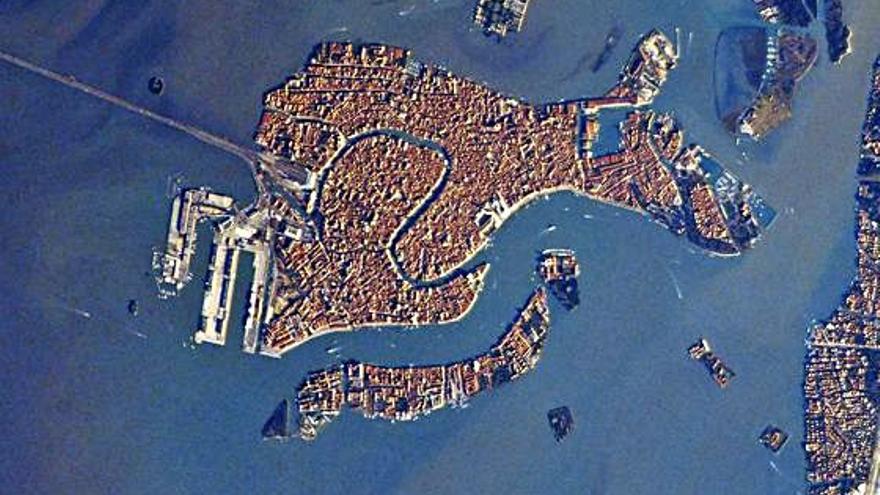 Perspectiva espacial da cidade de Venezia.