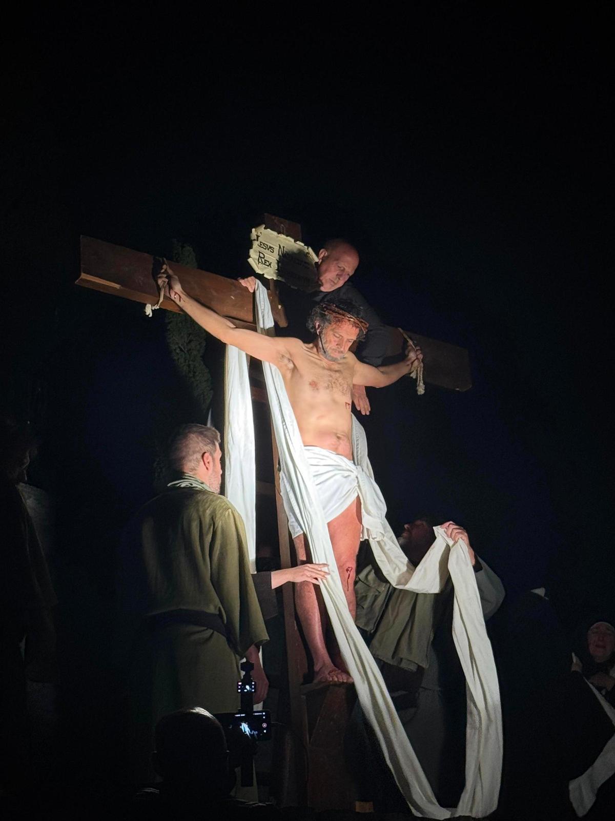 Un centenar de vecinos participan en las escenas.