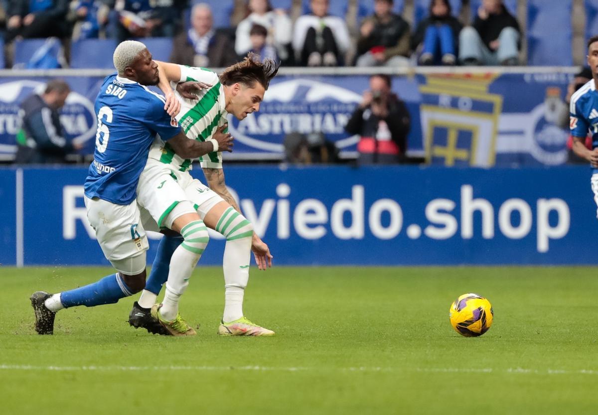 Álex Sala pugna con Sibo por un balón.