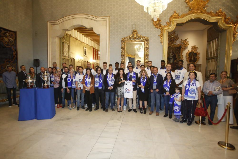 Unos 300 aficionados arropan al equipo de Rivero en el Ayuntamiento tras su ascenso a LEB Oro